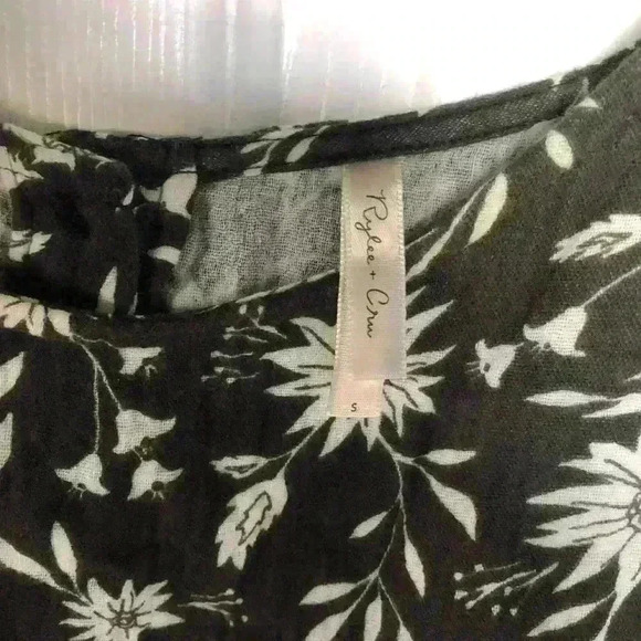 Rylee+ Cru Floral Gray and White Dress Size Small. - Picture 4 of 9